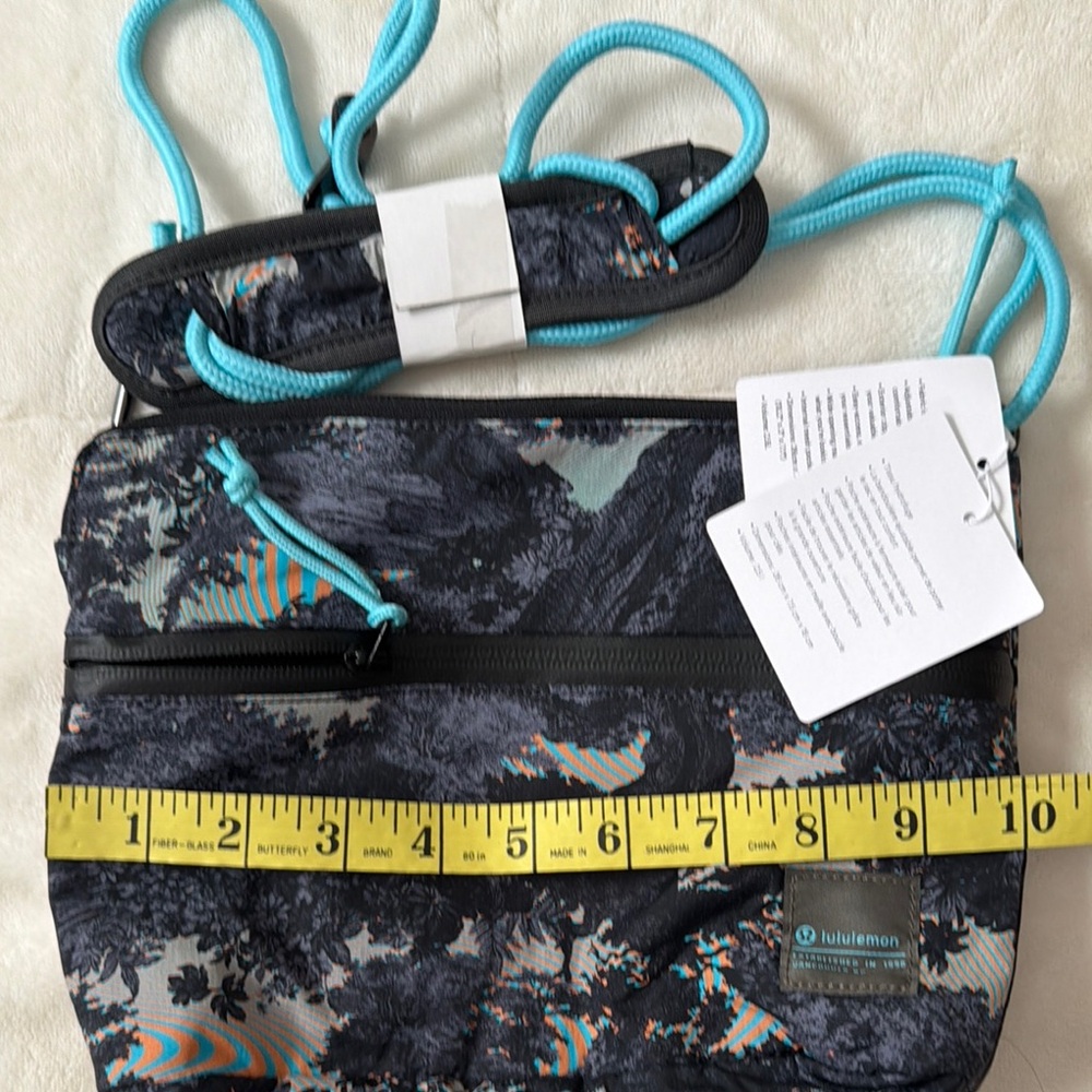 Lululemon Patch Logo Women's Black print Crossbody Bag NWT - Picture 4 of 5